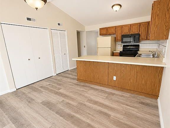 5th image of 1428 Surrey Ln #D