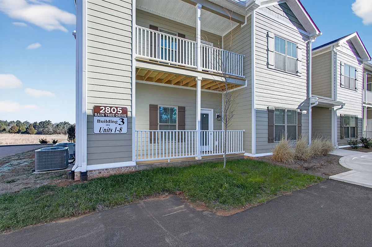 Building Photo - 2805 Raintree Dr