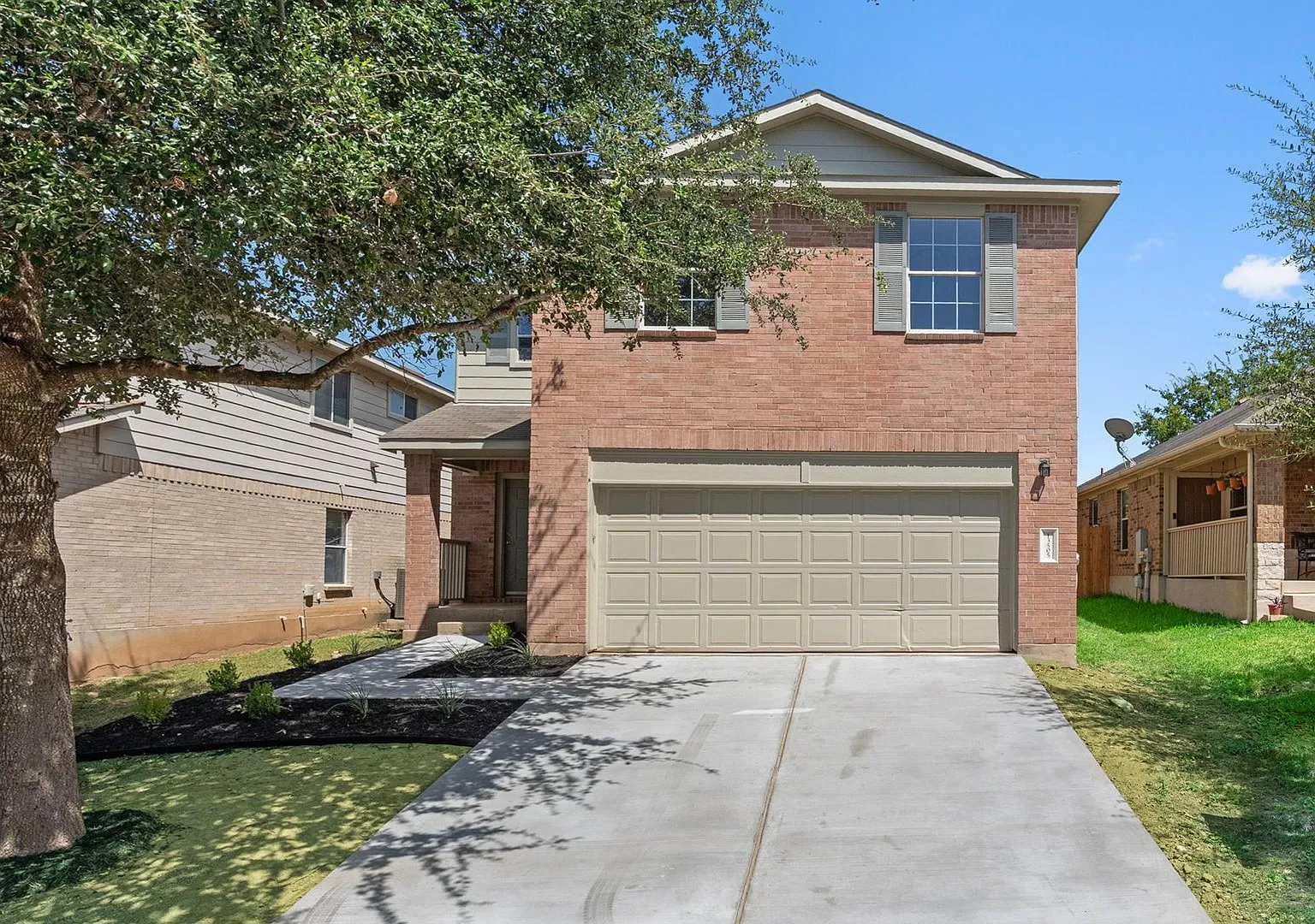 One Month Free Rent + 50% Off Security Deposit! — Photo 1