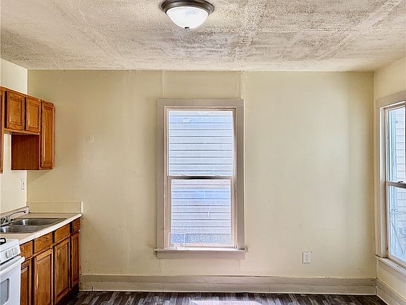 4th image of 509 W Clinton St