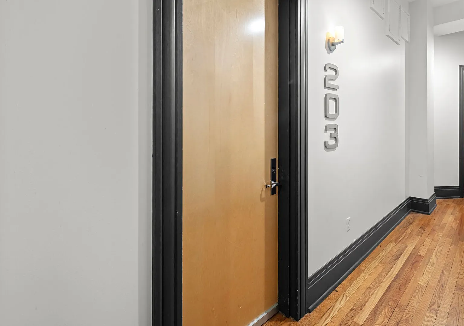 Beautiful Downtown Condo - Elevator Access, Parking Included — Photo 4