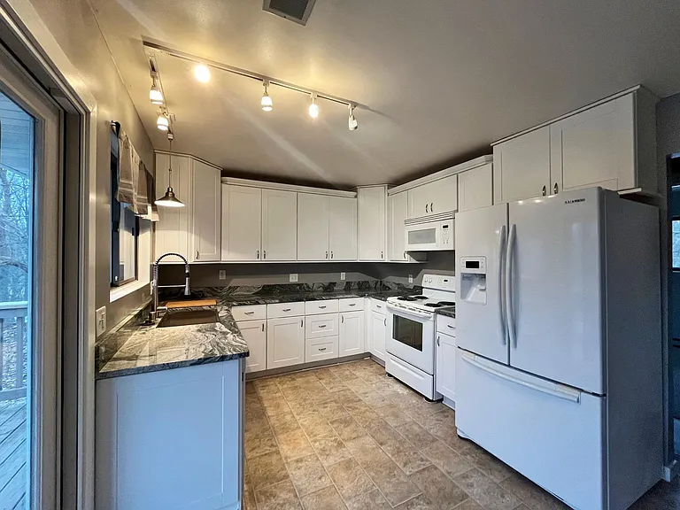 S9W31465 Irwin Ct — Photo 3