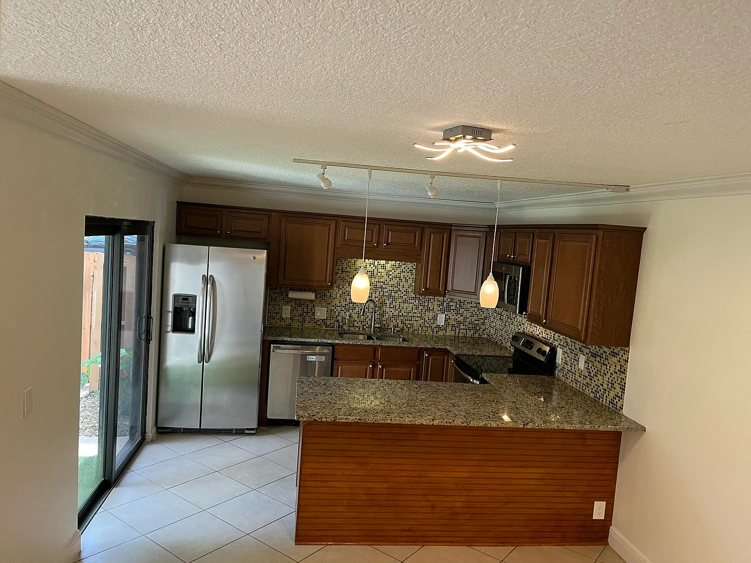 2 bed, 2.5 bath, 1230 sqft, $2,675 — Photo 2