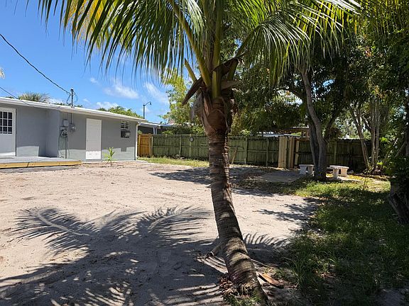 3rd image of 5233 NE 20th Terrace