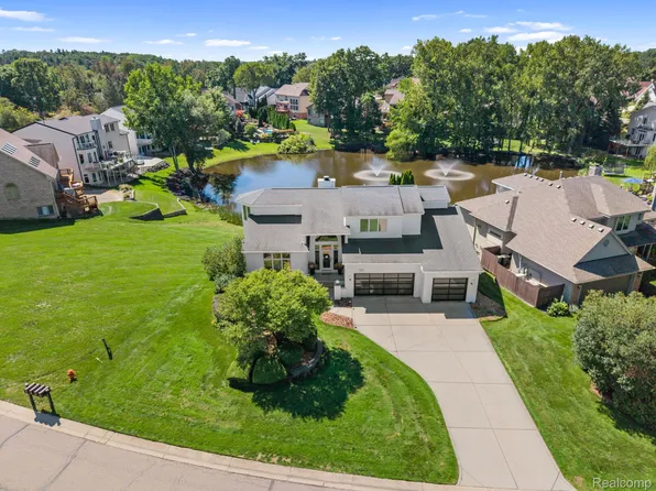 1054 Forest Bay Dr, Waterford, MI 48328