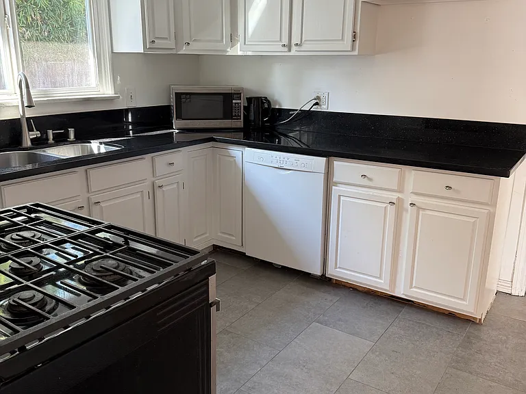 1221 S Curson Ave — Photo 10