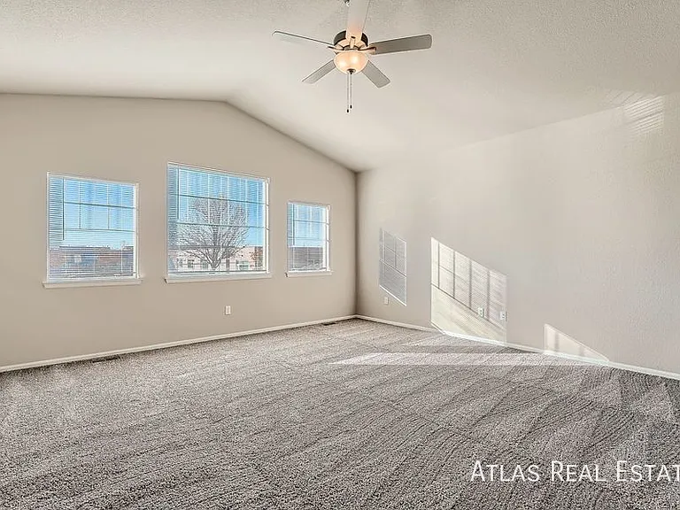 710 Finch Dr — Photo 4