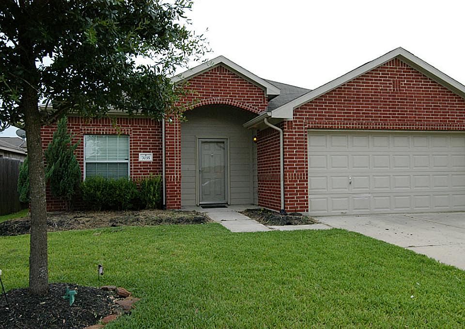 PRETTY 3/2/2 WITH ARCHED ENTRY WELCOMES YOU HOME.