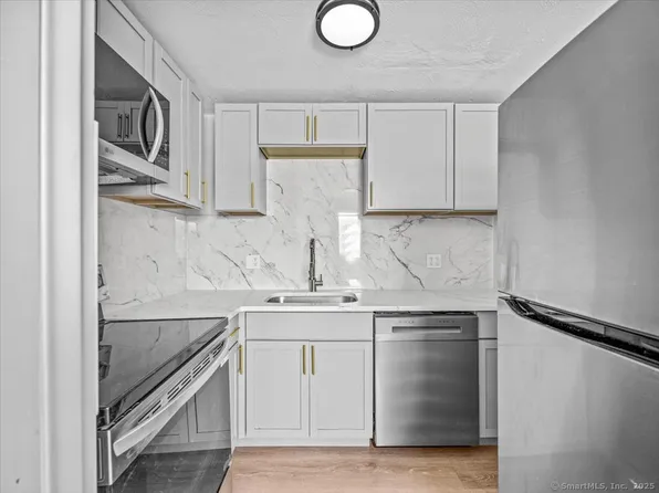 98 Carlton St APT 201, New Britain, CT 06053