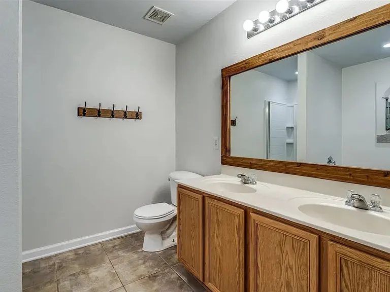1217 Caroline Dr — Photo 14