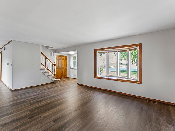 4th image of 1027 Duxbury Ln