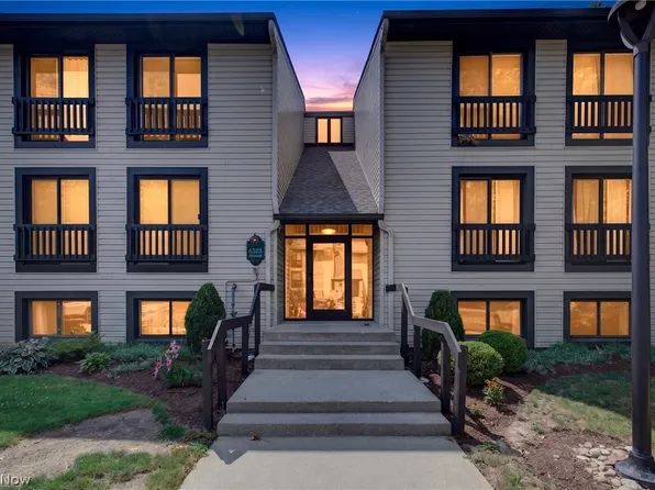 6320 Greenwood Pkwy, Sagamore Hills, OH 44067