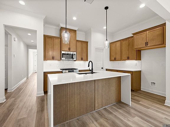 5th image of 10109 Pelican Pointe Ln