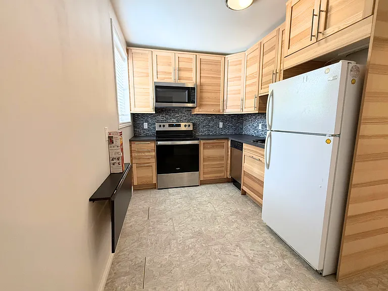 315 E 22nd St #MAIN — Photo 4