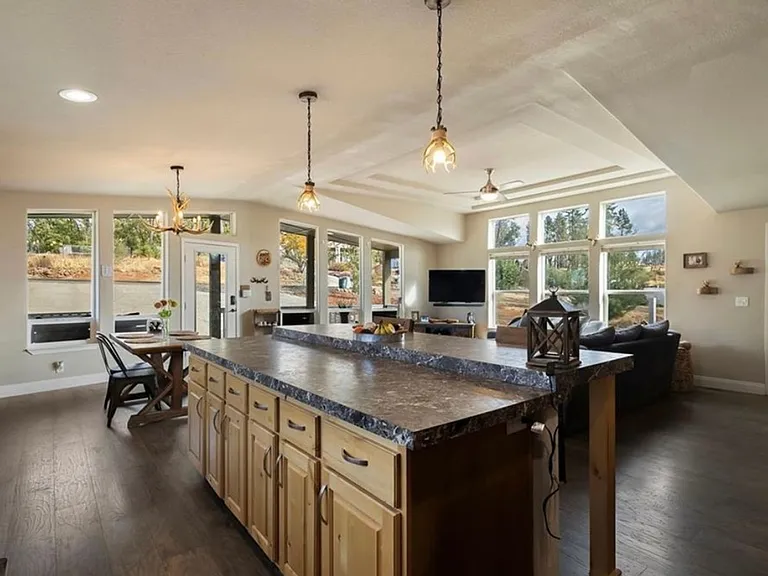 918 Deer Creek Ln — Photo 5