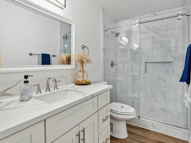 Beachmont Apartments — Photo 9