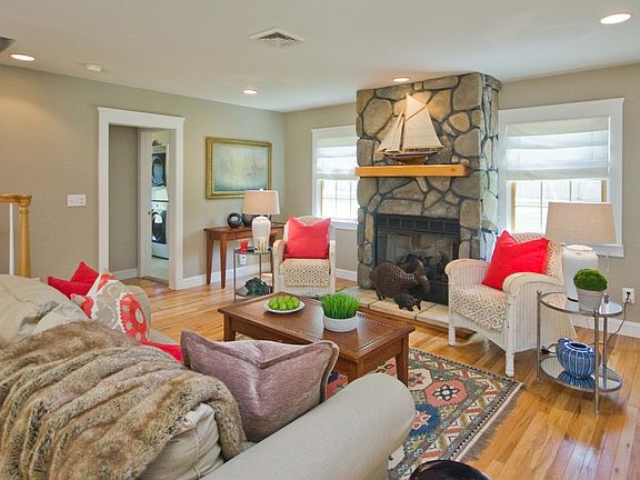 5th image of 80 Lakeview Dr