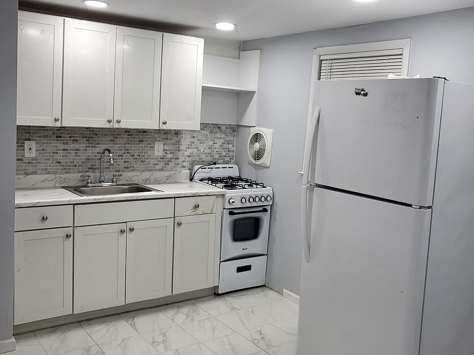 1st image of 206 Waldo St Floor 2