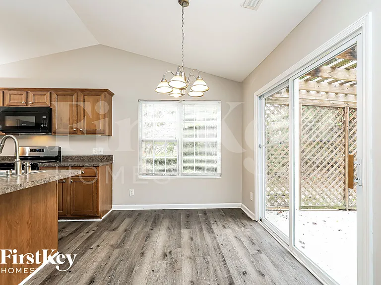 136 Rockbridge Ct — Photo 8
