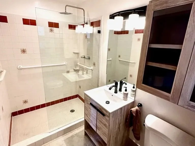Modern bathroom with ceramic tiles.