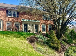 709 Robinwood Dr, Pittsburgh, PA 15216