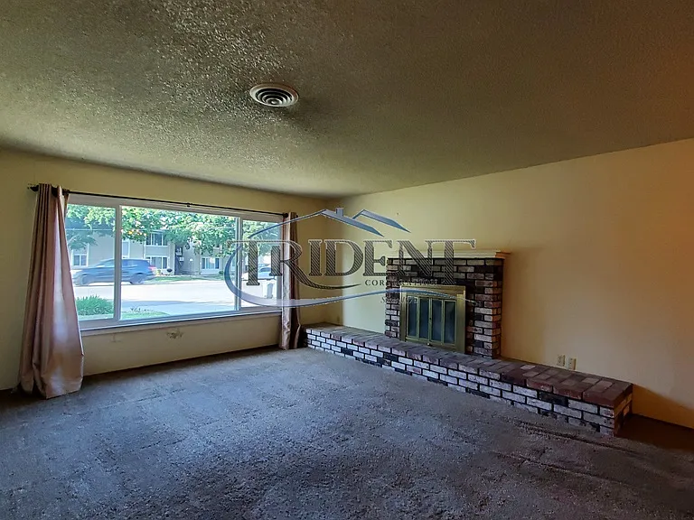 231 E 18th St #A — Photo 5