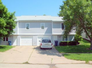 22 Glenwood St, Pella, IA 50219