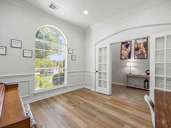 5th image of 639 Stafford Cir
