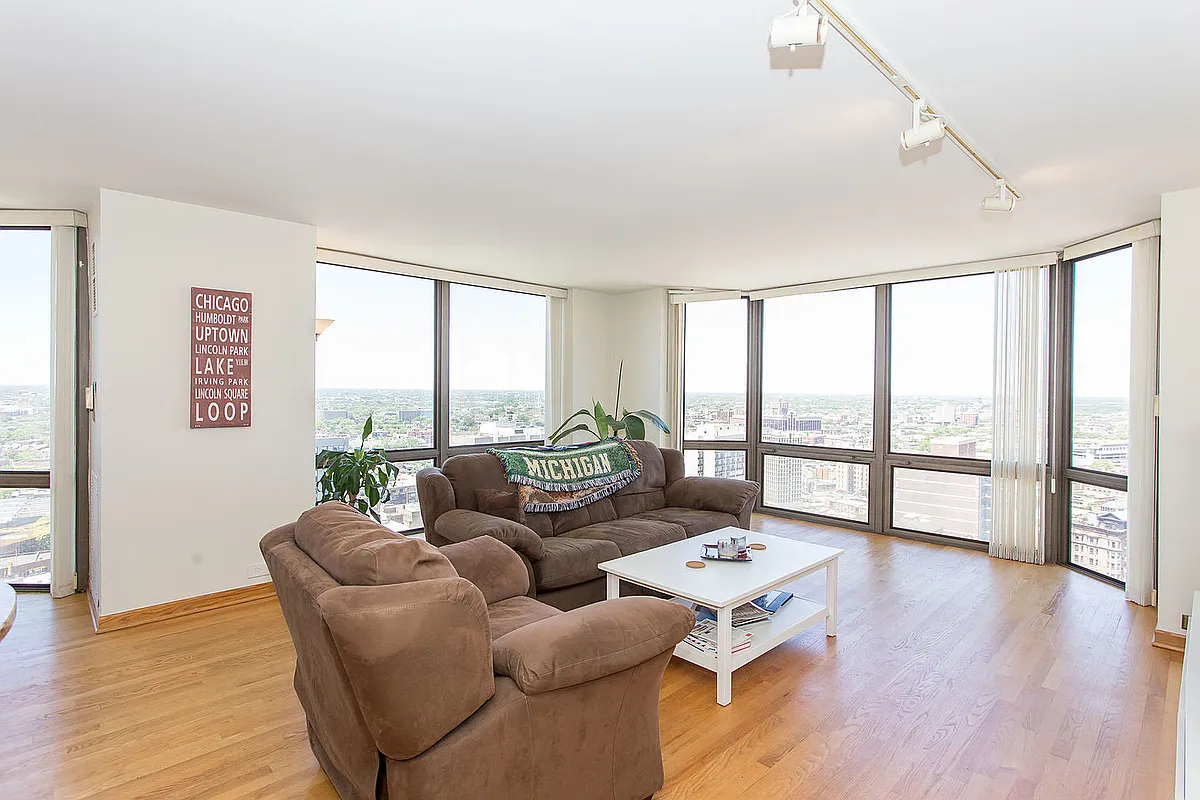 Building Photo - 2650 N Lakeview Ave #2801
