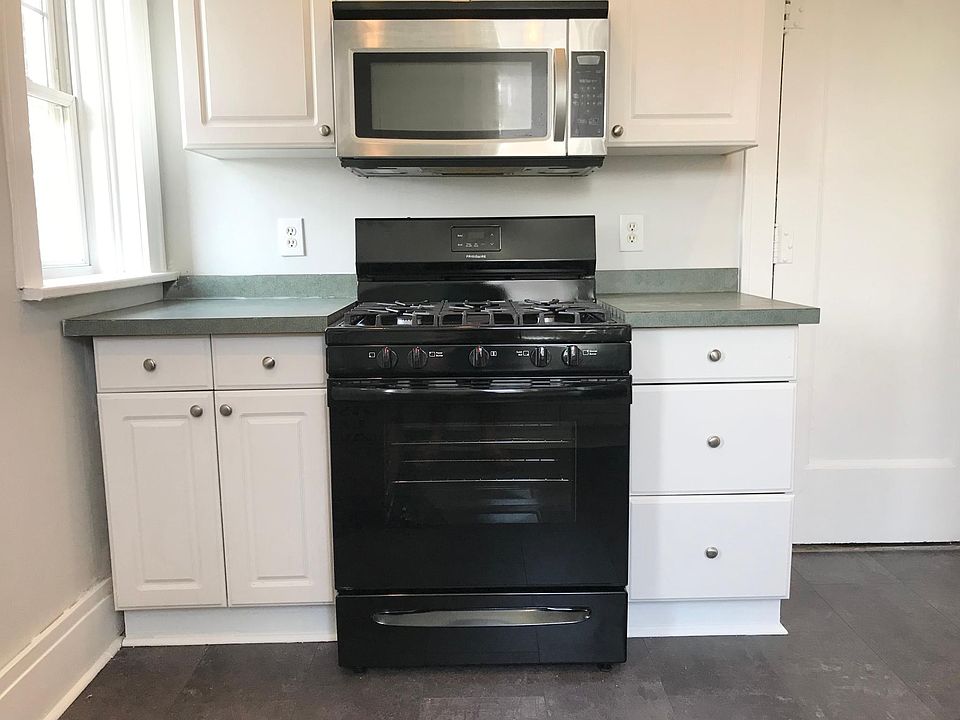 Kitchen (Photo does not include recent granite counter tops)
