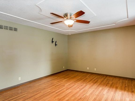 3rd image of 806 Mountain Ash Ln