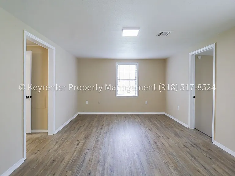 504 W Chestnut St — Photo 7