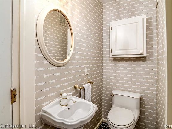 4th image of 569 Notre Dame St #13