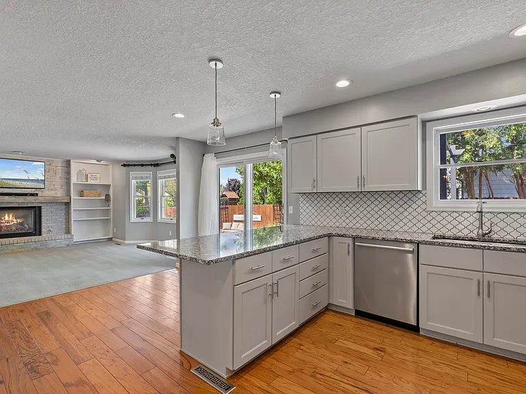 4690 Lindbergh Dr — Photo 17