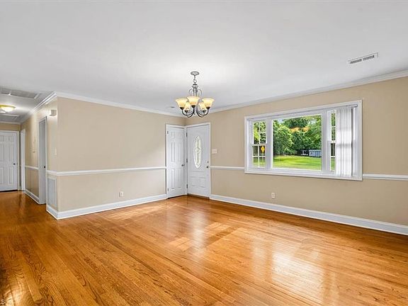 5th image of 103 Sprucetree Dr