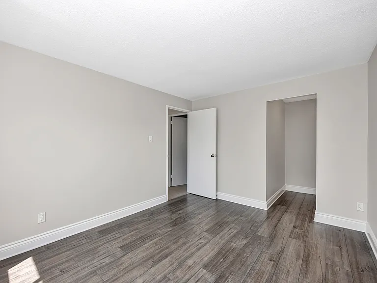 215 Clarence St — Photo 48