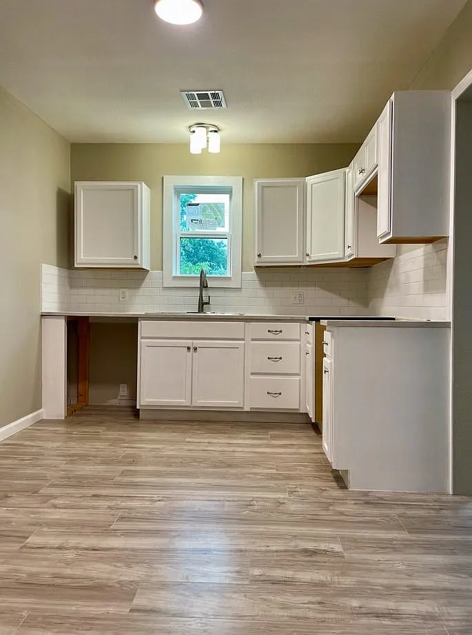 3 bed, 2.0 bath, 1556 sqft, $1,700 — Photo 4