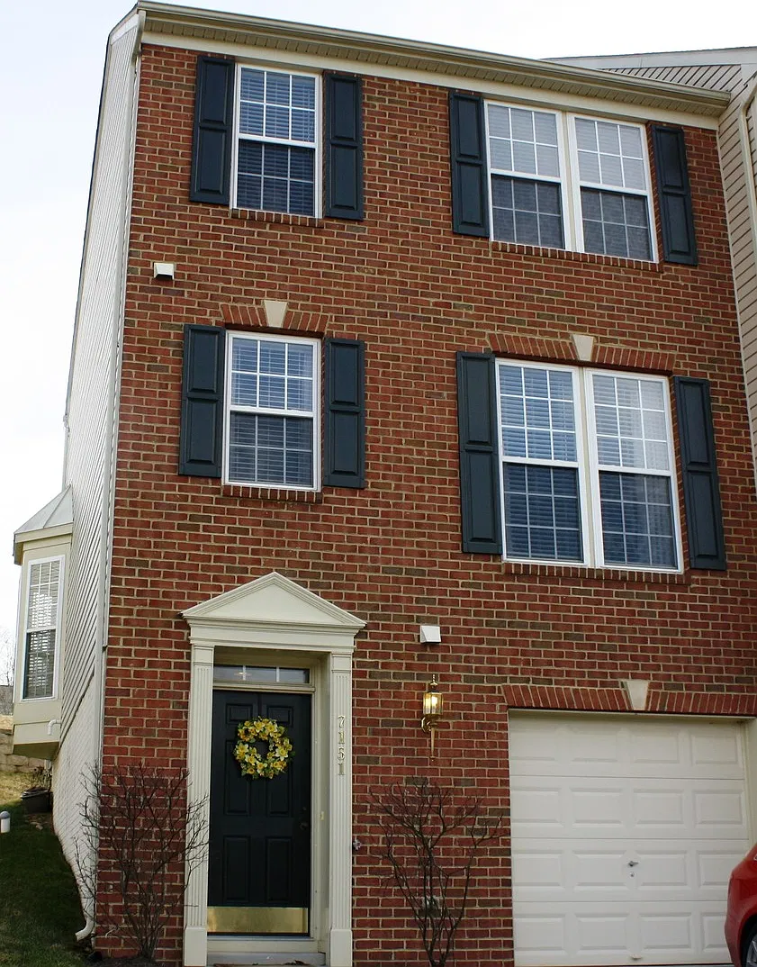 Town Home with Attached Garage — Photo 1