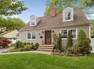 29 Berwick Rd, Hewlett, NY 11557