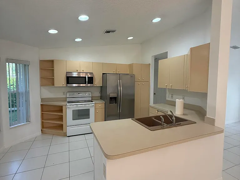 100 Cocoplum Cir — Photo 7