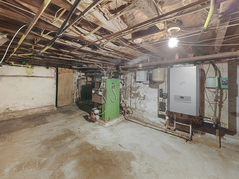 958 Queen St — Photo 33