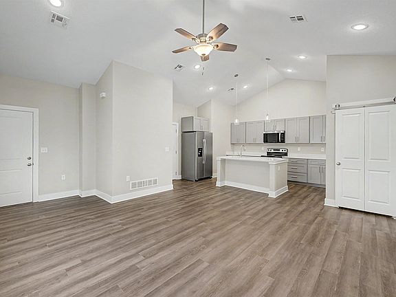 2nd image of 2716 Amelia Ln