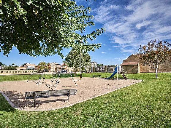 Loma Villa - Playground and Clubhouse