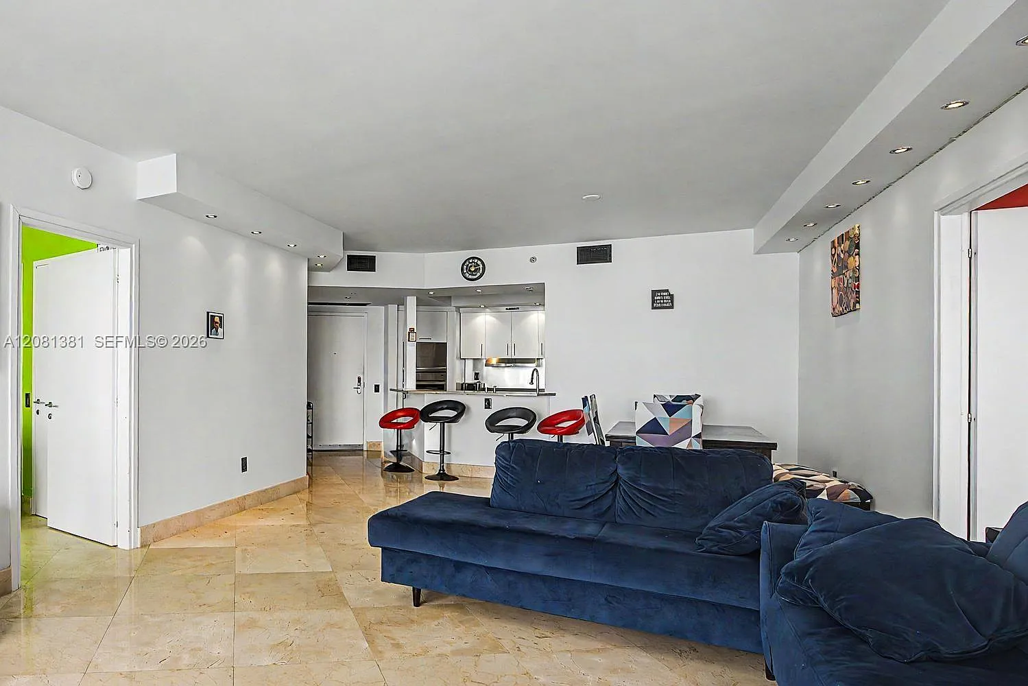 Icon Condo — Photo 2