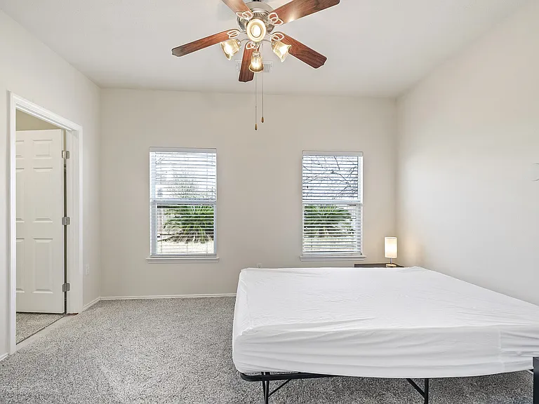 Beautiful Spacious room with fan and windows!