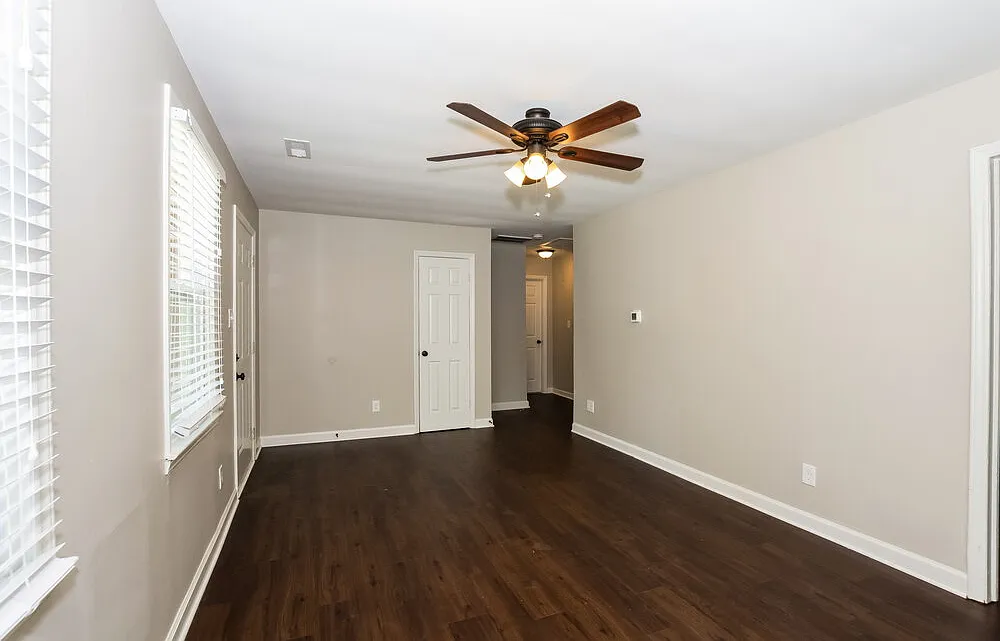 3 bed, 1.0 bath, 864 sqft, $1,635 — Photo 3