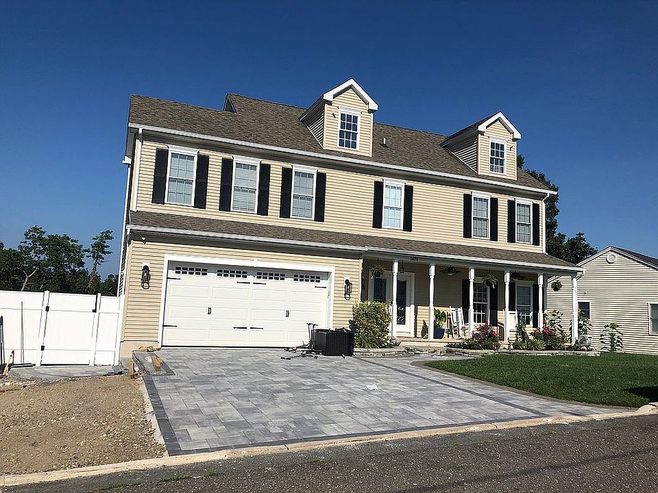 1st image of 1421 Summit Ave