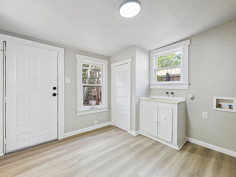 2332 E Houston St — Photo 8
