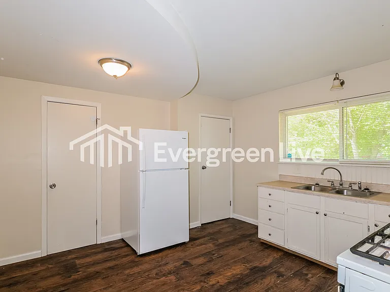 2435 Orleans Ln — Photo 5