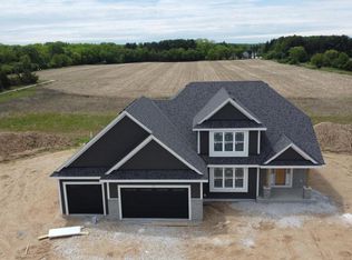 617 Talbots Woods Dr, Dousman, WI 53118